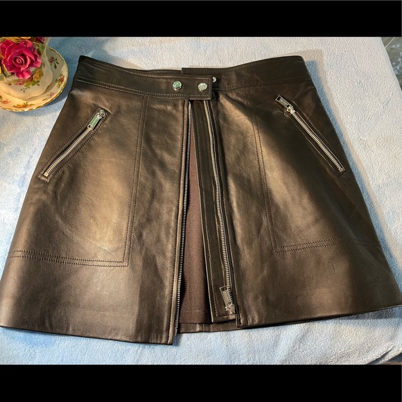 MICHAEL Michael Kors black leather skirt with silver details. Very cute. Size 6 - Picture 3 of 10